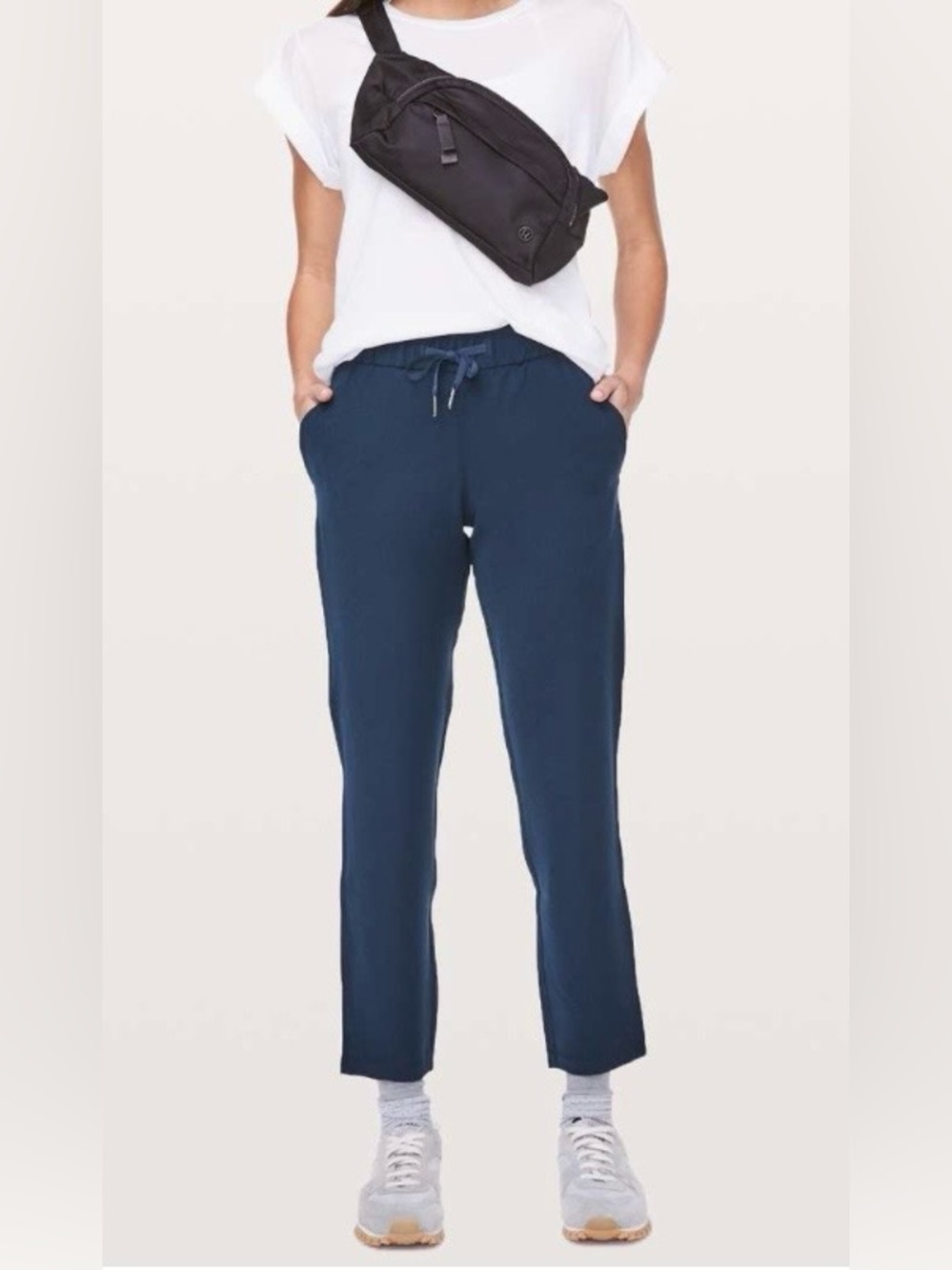 Lululemon On The Fly Pant *Woven 27", size 4, True Navy, very good condition